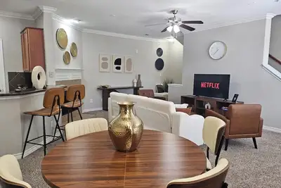 Image de Sleek & Serene: Modern Minimalist 3bd/3ba Townhome with Patio & 2 car garage