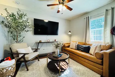 Image de The Loveliest Nook on the Plains 1br + Sleeper Sofa, Across from Campus