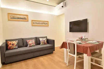 Image de A comfortable and welcoming 39 square meters apartment, perfect for four people, located on the ground floor of a 1960s building. The property is located in Piazza Martinez, in the residential neighborhood of San Fruttuoso. Villa Imperiale is nearby, as a