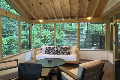 Image de Beautiful setting overlooking park. Relaxing home with 2 bedrooms 1. 5 bathrooms.