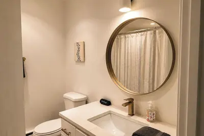 Image de Cute, newly remodeled 2+1 bedroom home. Incredible location in Whitefish.