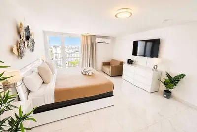 Image de Modern Condo Just Steps from the Beach