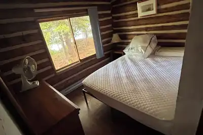Image de Rental on the south end of Lac Pemichangan, rustic log cabin. Western exposure.