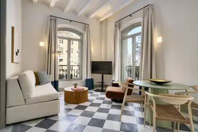 Image de Appartement lumineux et moderne avec 1 chambre et 1 salle de bain, idéal pour les couples ou les petites familles.