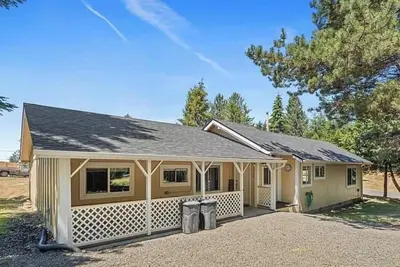 Cozy Hilltop Hideaway in Raymond