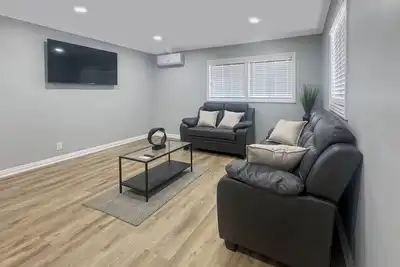Image de Beautiful & modern 3-bedroom home in Compton Ca, with a great outdoor space.