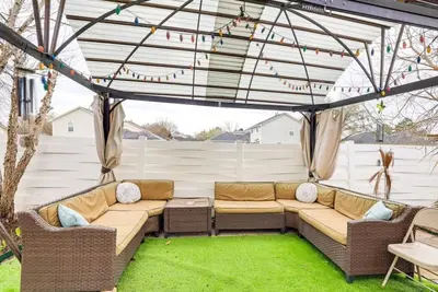 Image de Katy Family Home with Patio Pergola and Grill