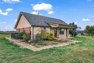Image de Riley Ranch farmhouse in the charming Brock Tx - Near Wedding Venues!
