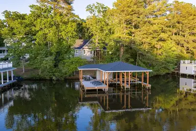 New! ! Lakefront, Dock, Kayaks, Firepit & Game Room