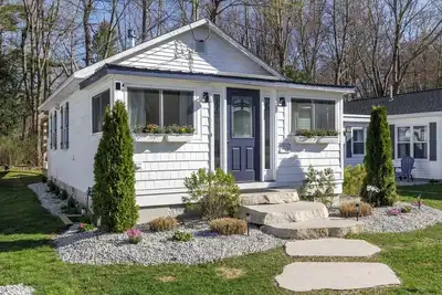Image de Downtown Cottage Retreat, Steps to Beach, Dining & Shops. Sleeps 4!