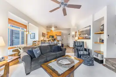 Image de Ski-In/Out Condo w/ Fireplace + Dogs Ok