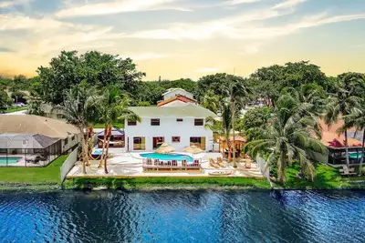 Image de Waterfront Villa | Beach, Game Room, Cinema & Spa