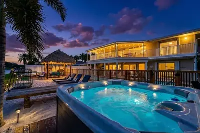 Image de Waterfront Villa | Bbq, Pool, Cinema and Tiki