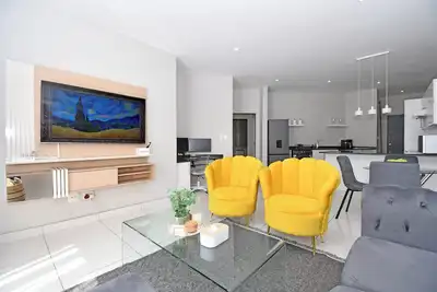 Image de 2-bedroom smart-styled apartment in welcoming Sandton with Ac for comfort