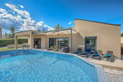 Image de Maison de vacances avec piscine et beau jardin