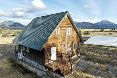 Image de 2 bedroom cabin near Yellowstone with cozy mountain vibes. Minutes to everything