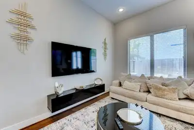Image de Comfy Home Away from Home!