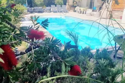 Image de Logement dans villa piscine privée plage à pieds
