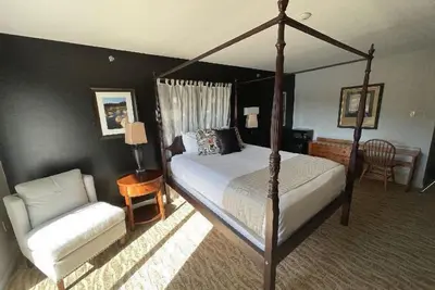 Image de One Queen Bedded Main Lodge Hotel Room at Liscomb