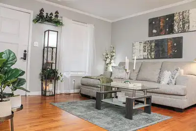 Image de Charming 3-bedroom suite at 133 West Rose downtown Jackson Alabama.
