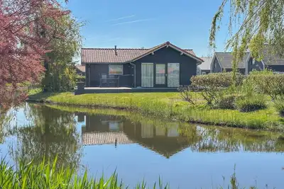 Image de Maison individuelle avec jardin au bord de l'eau
