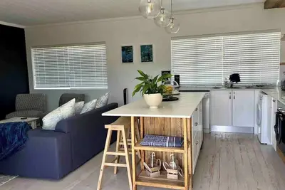 Image de Contemporary clean and great location!