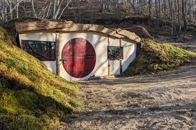 Image de La Maison de Hobbit au milieu de la forêt