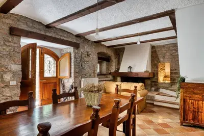 Image de A comfortable 90 sqm apartment, accommodating up to 5 people, spread over two levels connected by an internal staircase. The property is located in Spello, a characteristic village on the slopes of Mount Subasio, close to the historic center and in a Limi