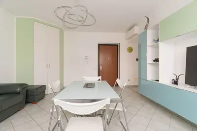 Image de Comfortable 60m2 apartment, ideal for 4 people, located on the sixth floor of a building with lift. The accommodation is located in a strategic residential area, an 18-minute walk from the M2 Abbiategrasso-Chiesa Rossa metro stop and near the #46 bus st