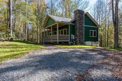 Secluded 3bdrm/2bth cabin with hiking trail & bonfire pit, Peaceful Path