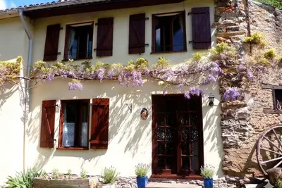 Image de Les Glycines Gîtes - La Roche gîte: Family-friendly gîte with shared pool