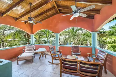 Image de Casa Breeze is a peaceful two-bedroom home with ocean breezes, a spacious terrace, and a beach that often feels like your own.