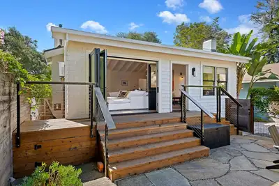 Image de Humphrey House | Walk to Beach, Coast Village Rd, 3 En Suite Bedrooms