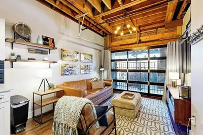 Image de One-of-a-kind condo near downtown - pool, fitness room, central Ac, washer/dryer
