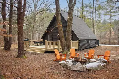 Image de Cozy A-Frame Cabin by Pond with Fire Pit in Private Woods