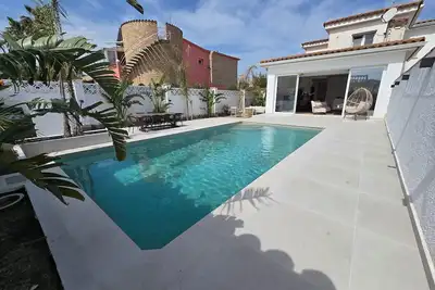 Image de Villa Badia, piscine privée, plage, commerces et restaurants à proximité!