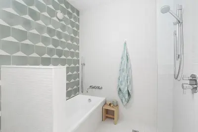 Image de Downtown Toronto row house. Close to Ossington, Trinity Bellwood & Bmo field.