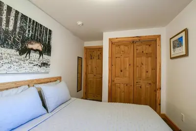 Image de Chalet L'Hirondelle/Blissful Bay\nCozy lakeside cottage lake access private beach