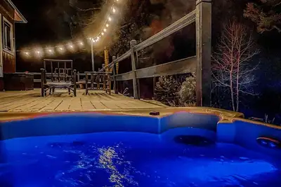 Image de Hot tub, mtn views, massage chair, & steam shower!