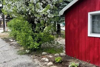 Image de Cute cozy red cottage. Close to the Kvr, and river, perfect for outdoorsy people.