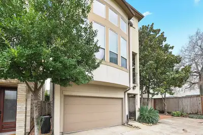 Image de 3-bedroom modern townhome in East downtown Houston.