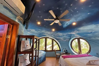 Image de Two-story, two-bedroom oceanfront suite with private jacuzzis and full kitchen.