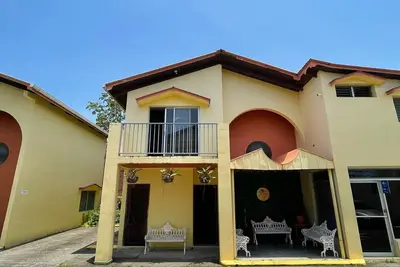 Image de Apartment 2 minutes from the beach, centrally located (pet friendly)