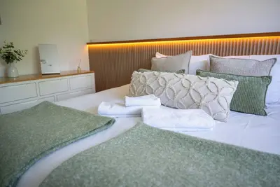 Image de 2-Bed Deluxe-Long Stay Rates*Gated Parking*Uv charger*Wifi*