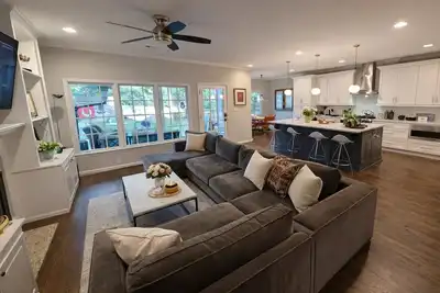 Image de Welcome to your serene Lake Claire escape - an updated 3br/2. 5ba home with designer style, a chef’s kitchen, and open living/dining spaces. <br>Enjoy fast Wi-Fi, smart TVs, and a dedicated workspace. Relax on the patio with a grill and fenced-in yar