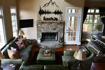 Image de Lake-Front Family Home in Big Canoe