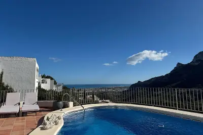 Image de Appartement de vacances moderne avec piscine privée et vue mer