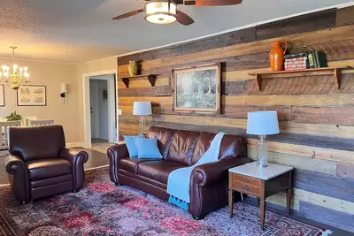 Image de Cottage in the Center of Tuscaloosa, Beautiful Backyard, 2. 5 Miles to Stadium