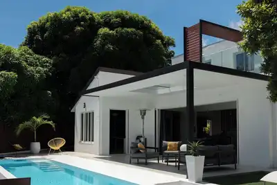 Image de Kanoa House - Elegant Villa with glass-walled pool in Tahiti
