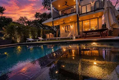 Image de Austin | Downtown Views, Pool, Spa & Walkable